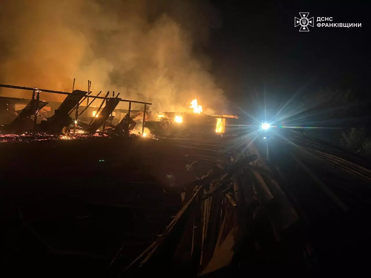 На Верховинщині горів деревообробний цех: рятувальники ліквідували масштабну пожежу