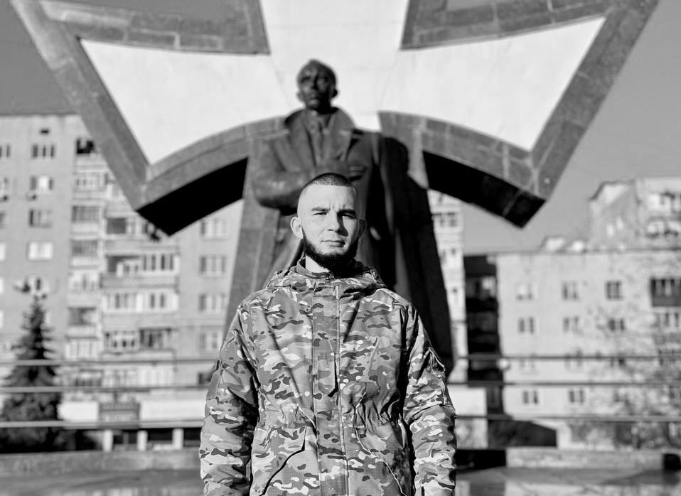 Коломийська громада прощатиметься з героєм Данилом Нечволодом.