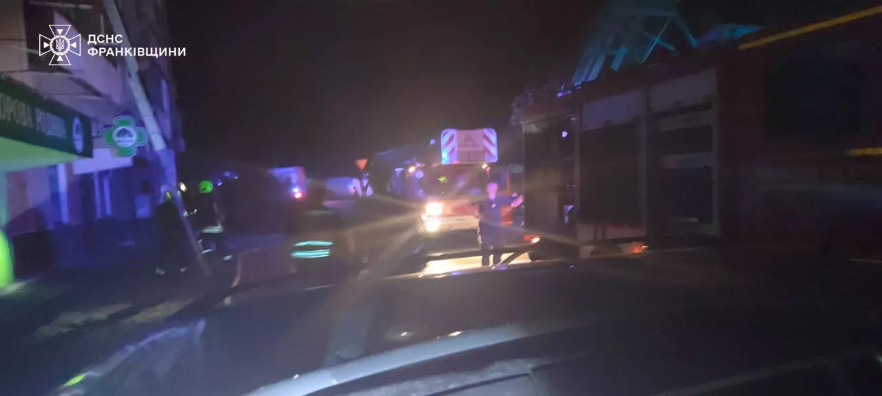 У Франківську в пожежі в багатоповерхівці вогнеборці евакуювали 21 особу