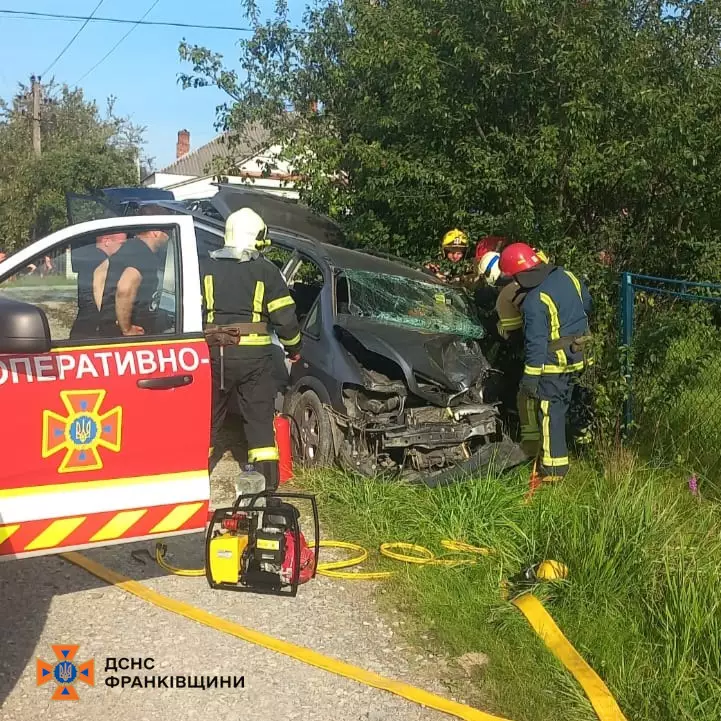 У Надвірній сталася ДТП: рятувальники деблокували постраждалого