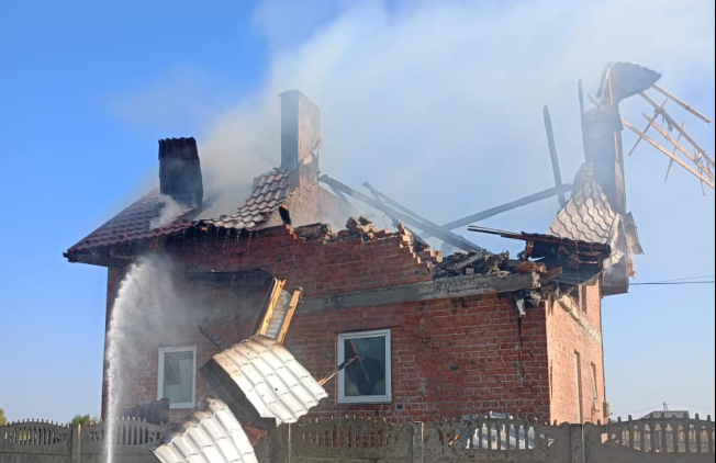 Рятувальники ліквідували пожежі, що виникли через падіння уламків ракет