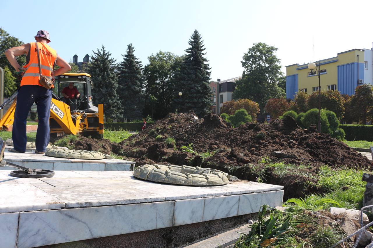 На площі Героїв тривають роботи зі встановлення місця поховання радянських солдатів