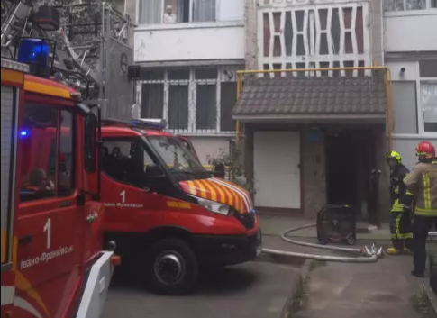 У Франківську рятувальники ліквідували пожежу в житловому будинку, евакуювавши 7 людей