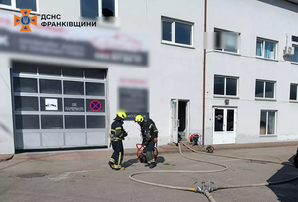 Під час ліквідації пожежі у Франківську рятувальники евакуювали 1 людину