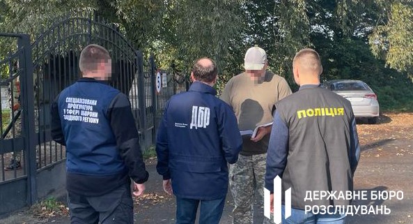Посадовець ТЦК фіктивно влаштував на службу футболістів