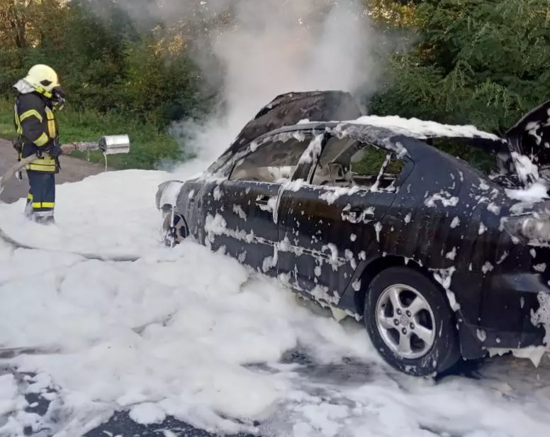Рятувальники ліквідували пожежу автомобіля в Тисменицькій ТГ