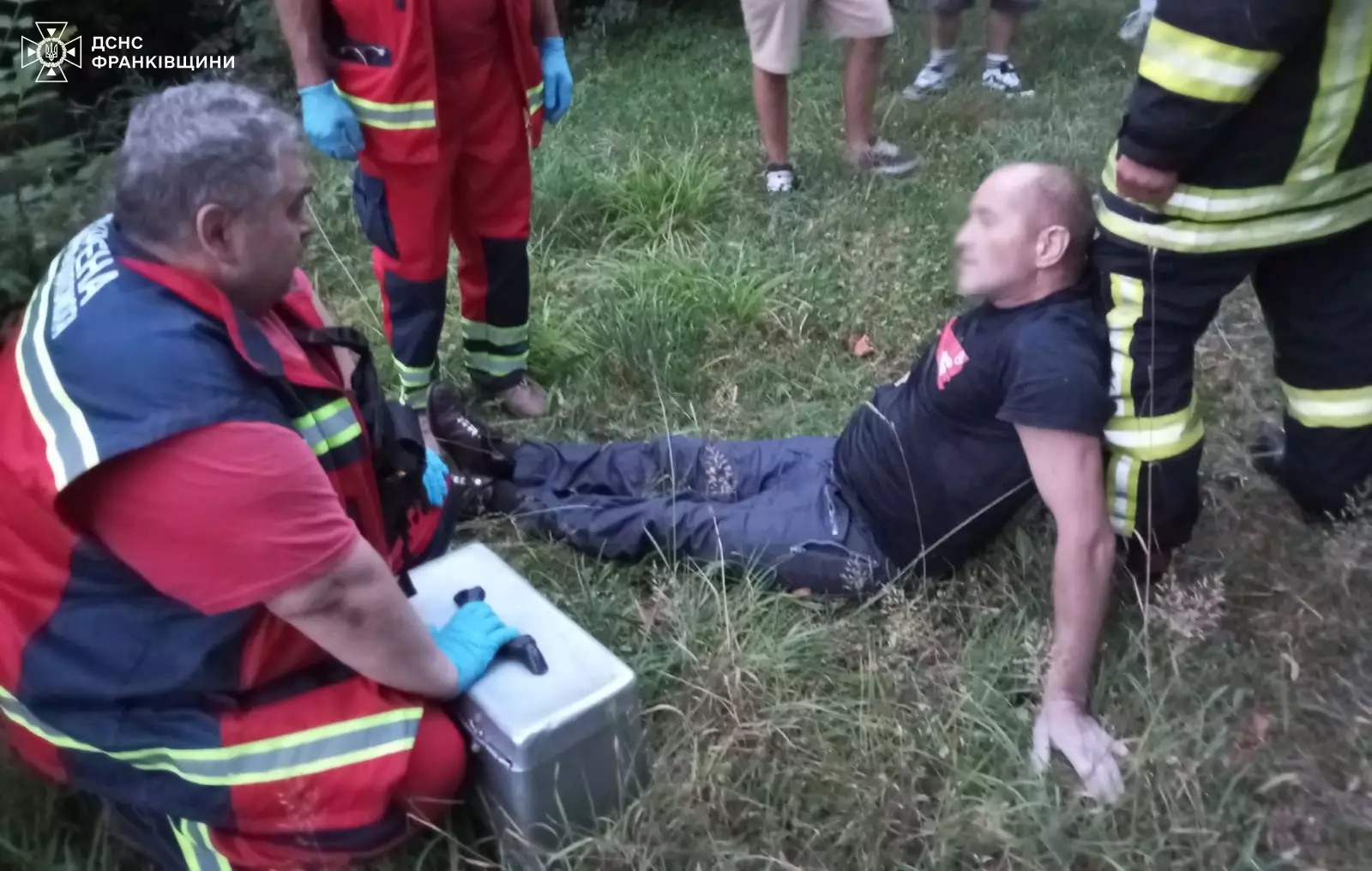 У Надвірній рятувальники витягнули чоловіка з потічка