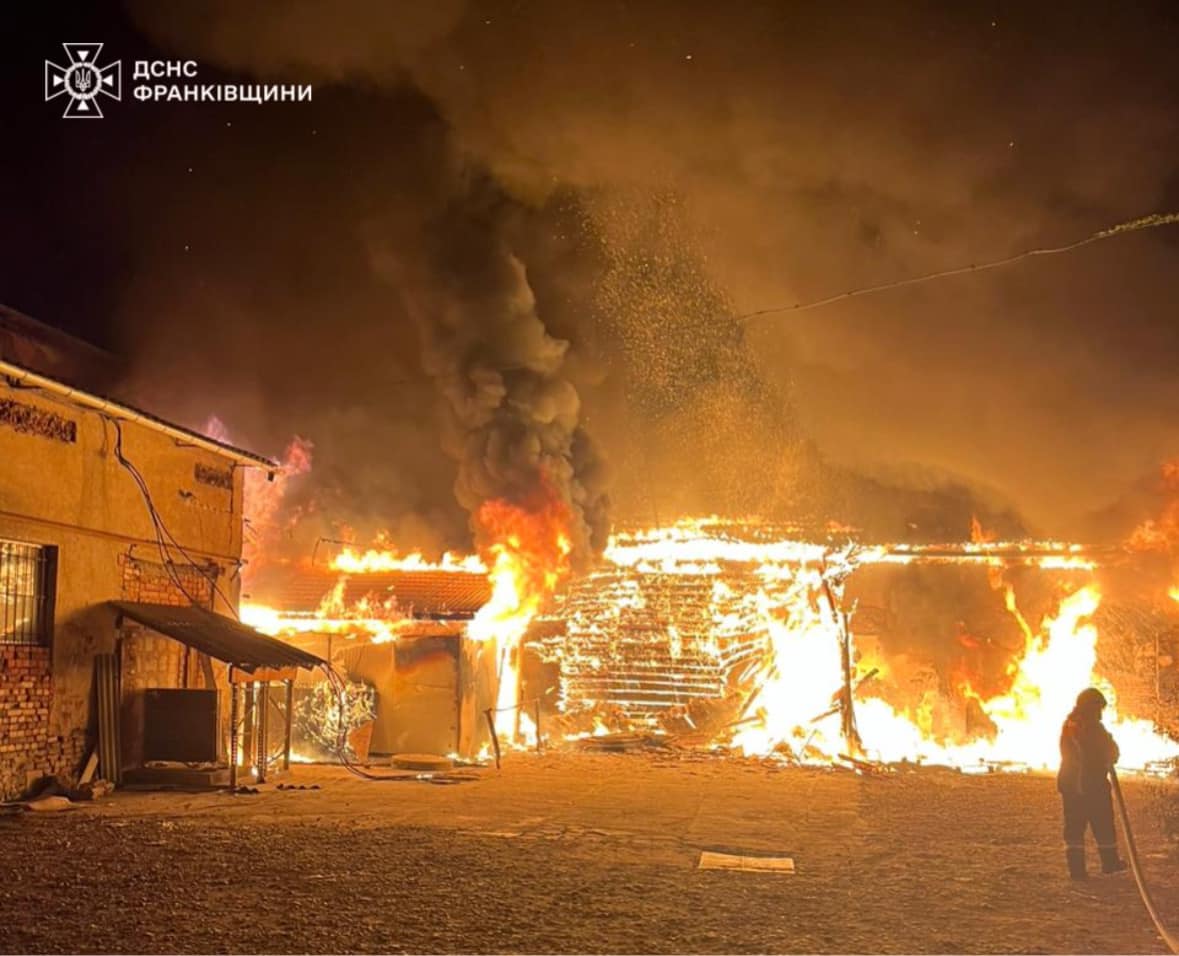 У Коломиї рятувальники ліквідували масштабну пожежу складського приміщення магазину