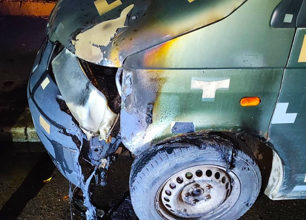 У пошуках «легкого» заробітку, прикарпатець підпалив волонтерську автівку