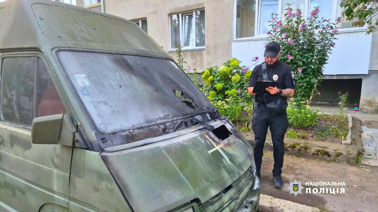 У Франківську затримали підозрюваних у підпалі мікроавтобуса на замовлення