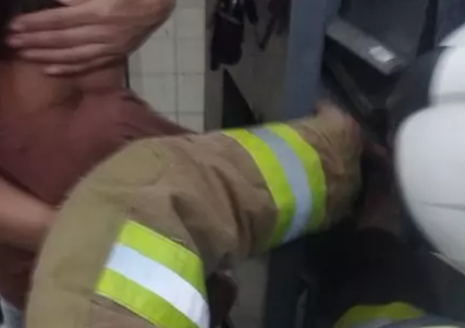 Калуські рятувальники врятували хлопчика, чия рука застрягла в торговельному апараті