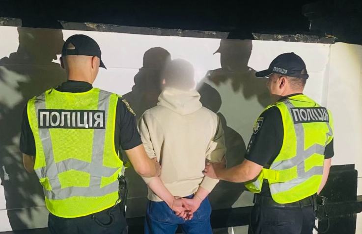 10 тисяч доларів за перетин кордону: поліцейські викрили незаконний бізнес коломиянина