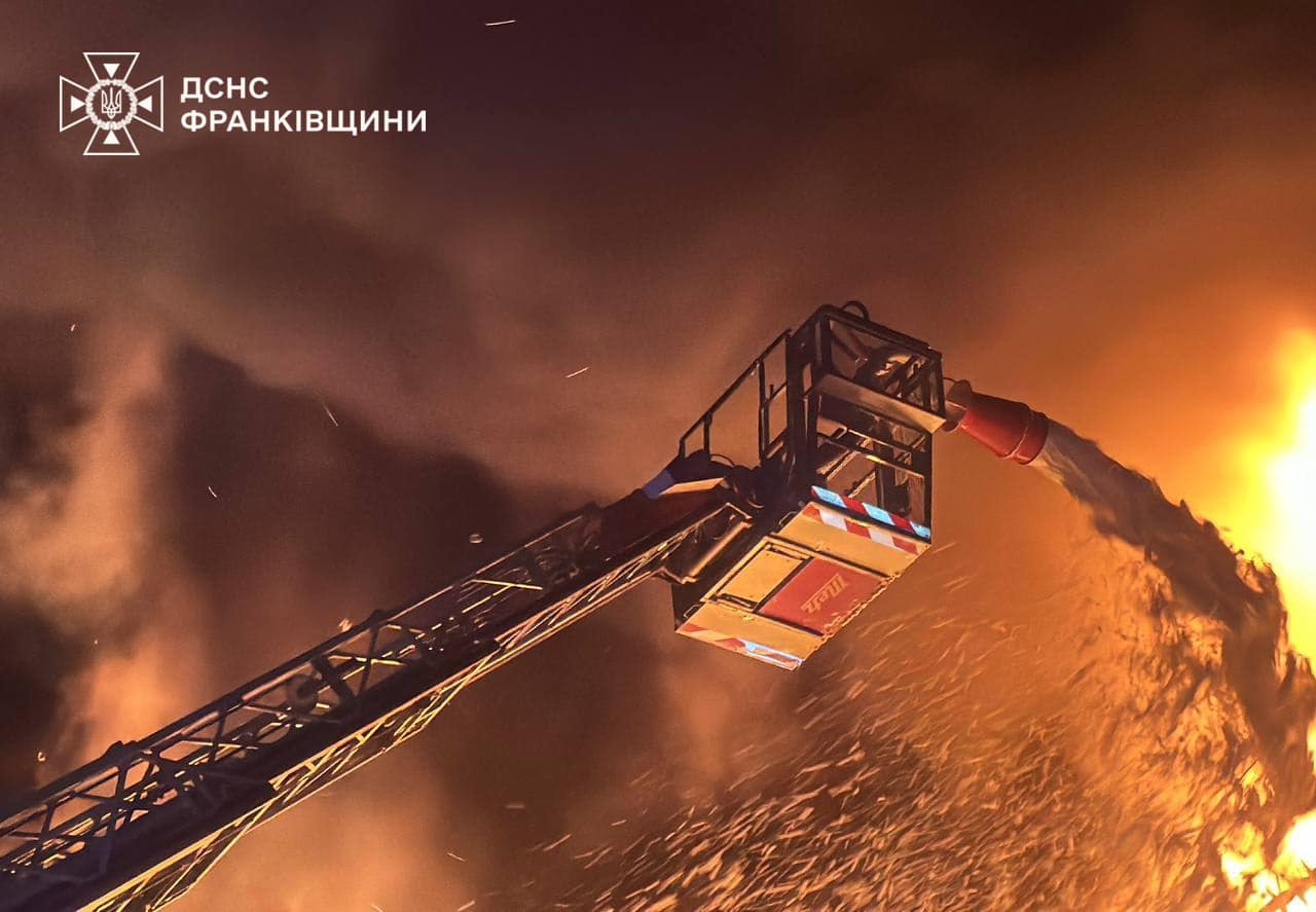 Рятувальники показали як ліквідували пожежу спричинену обстрілом