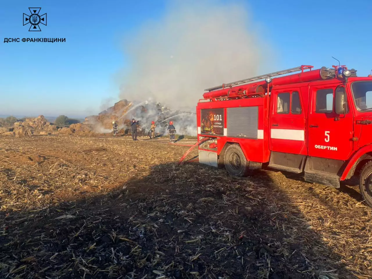 На Івано-Франківщині сталася масштабна пожежа на підприємстві: горіли тюки соломи