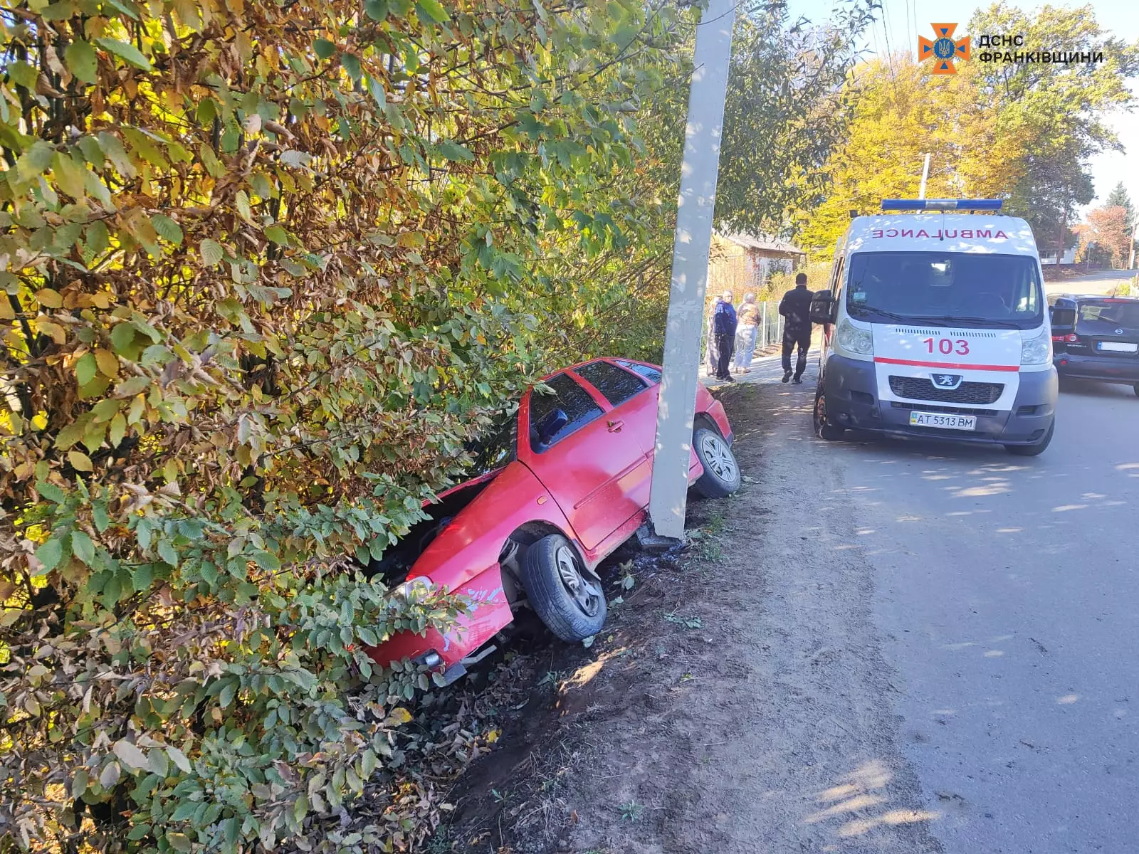 ДТП у Калуському районі: автомобіль в’їхав в електроопору