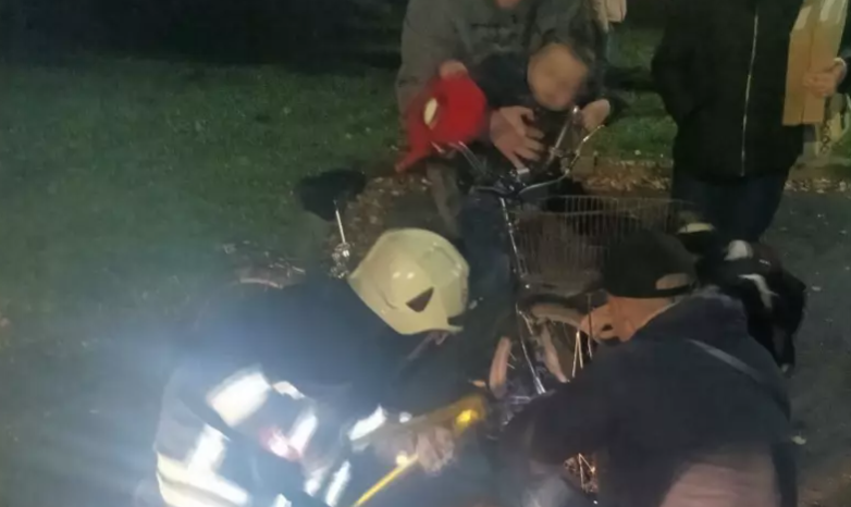 Рятувальники допомогли хлопчику зняти з пальця кільце та малюку велосипед