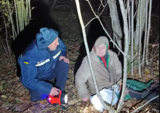 У Калуському районі рятувальники знайшли літню жінку, яка заблукала в лісі