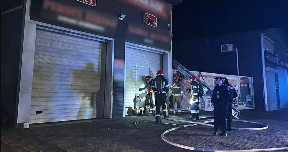 Вогнеборці ліквідували пожежу в приміщенні СТО у Івано-Франківську