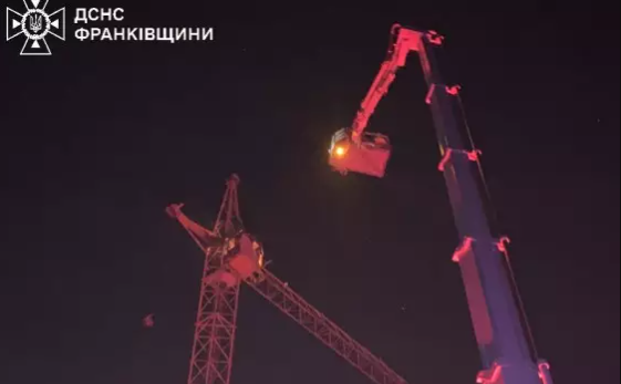 В Івано-Франківську сталася пожежа на будівельному крані