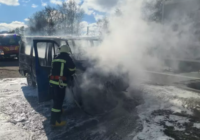 Рятувальники ліквідували пожежу автомобіля в Івано-Франківському районі