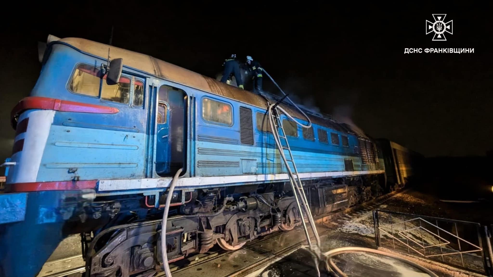 Коломийські рятувальники ліквідували пожежу в дизель-потязі