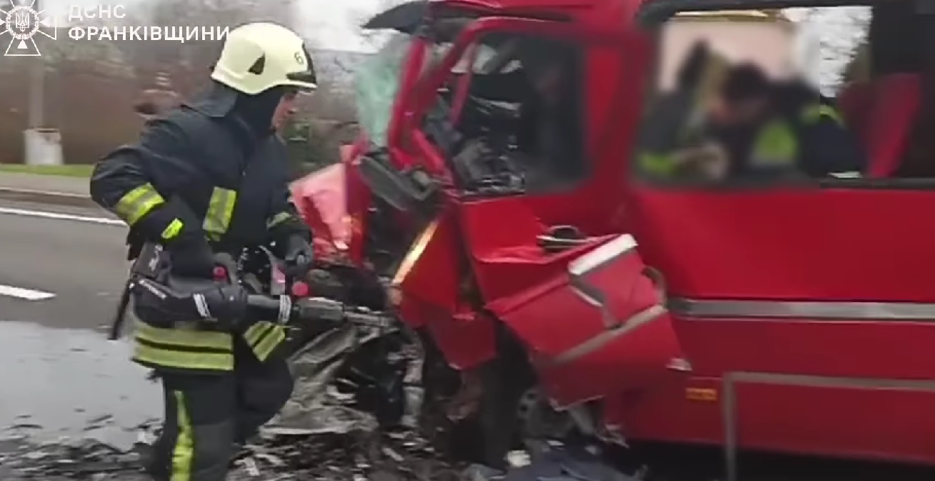 У Калуському районі рятувальники деблокували водія з понівеченого мікроавтобуса після ДТП (ВІДЕО)