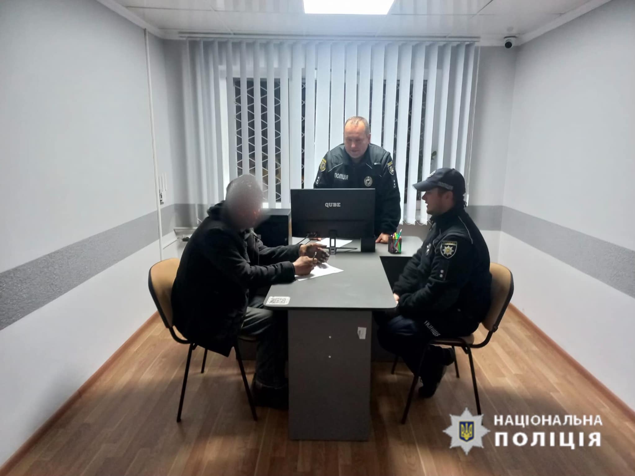 Поліція оголосила підозру чоловікові за наругу над державним прапором та хуліганство