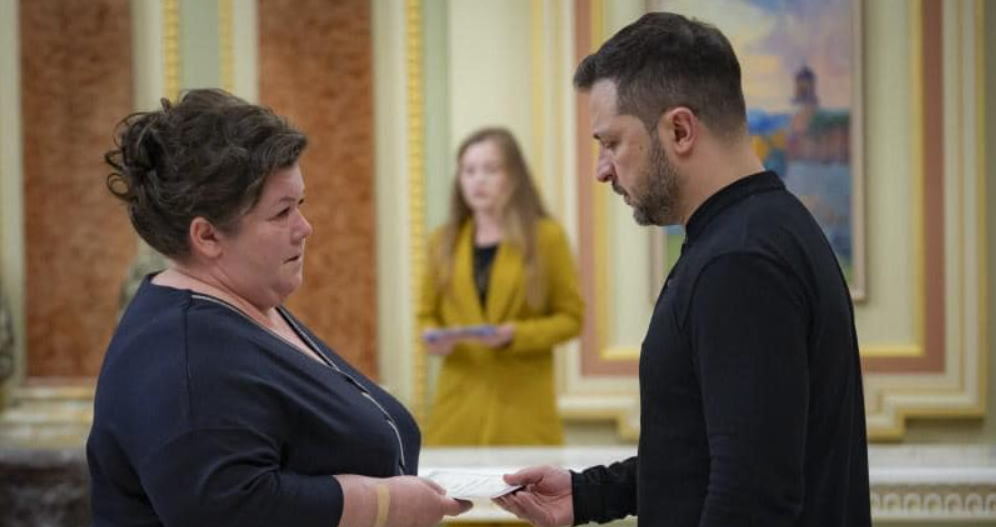 Президент вручив сертифікати на житло родинам загиблих Героїв з Прикарпаття