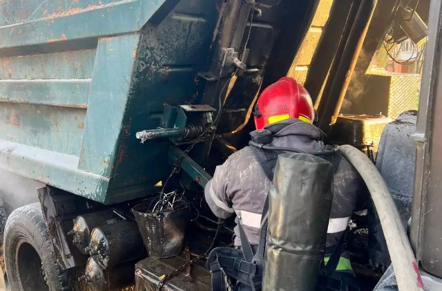 В Івано-Франківську рятувальники оперативно ліквідували пожежу вантажівки