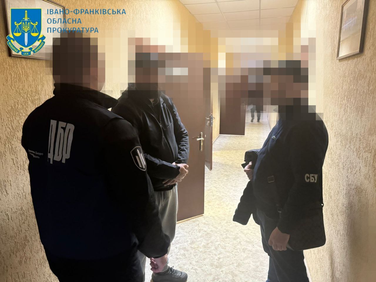 На Прикарпатті викрили поліцейських, які збували наркотики за участі ув’язненого