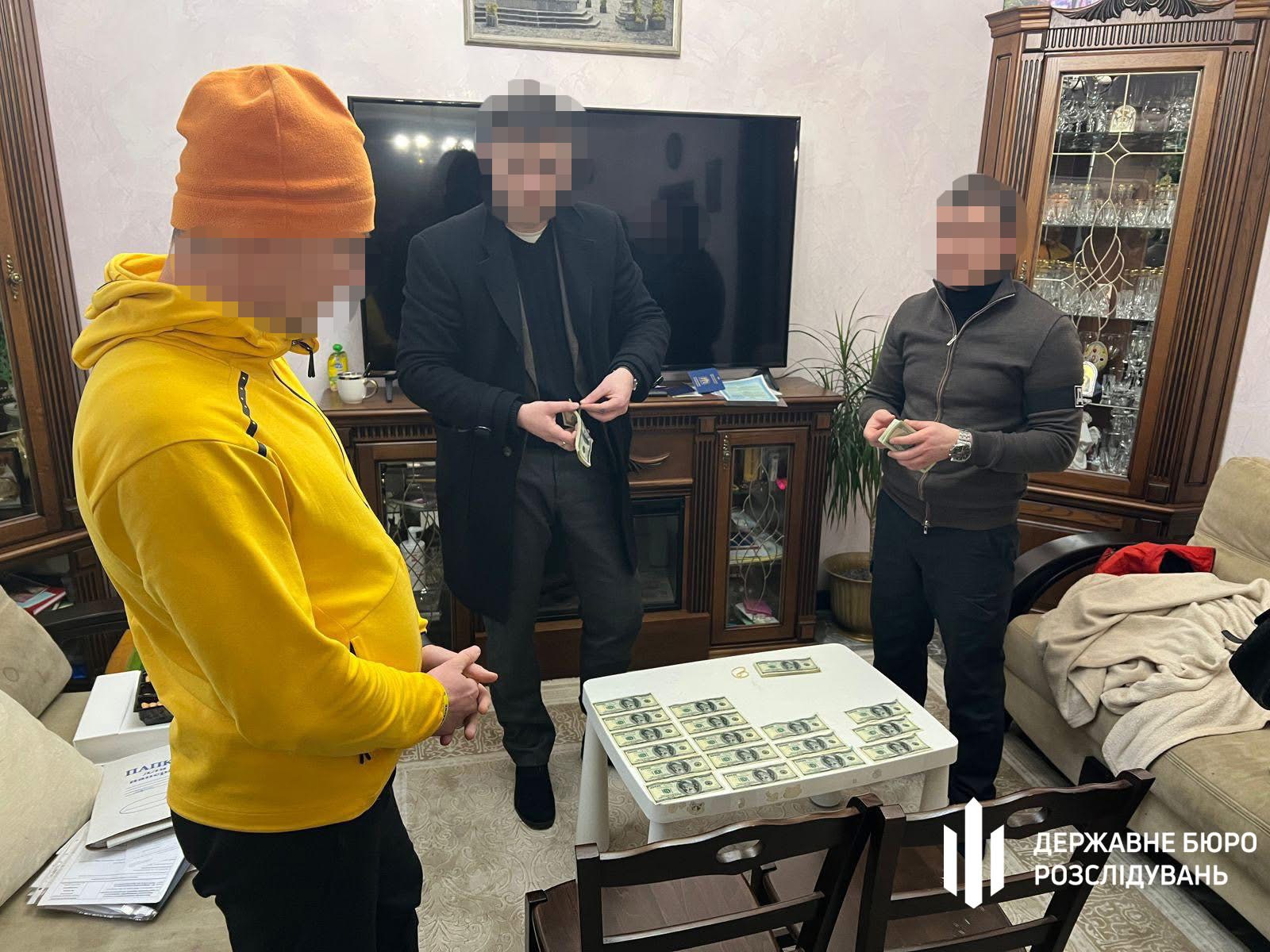 ДБР затримало депутата облради та його спільника – заступника мера.