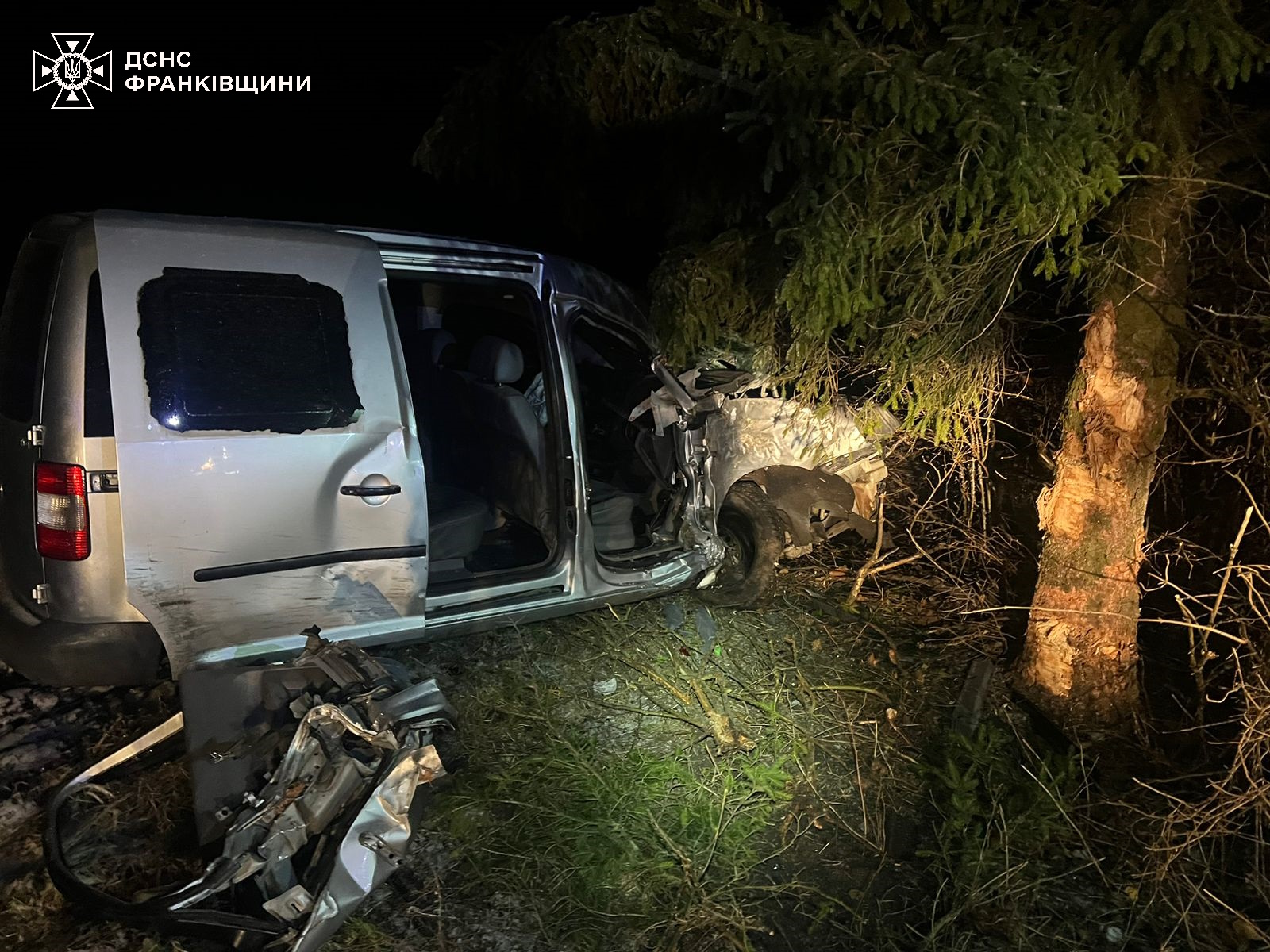 У Коломийському районі автомобіль врізався у дерево: рятувальники деблокували постраждалого