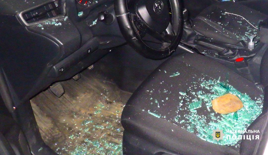 У Івано-Франківську 20-річний чоловік розбив скло службового автомобіля поліції