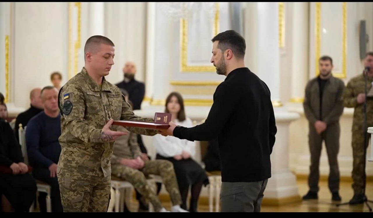Зеленський нагородив лейтенанта Андрія Скібіна з 10-ї ОГШБр "Едельвейс" "Золотою Зіркою"