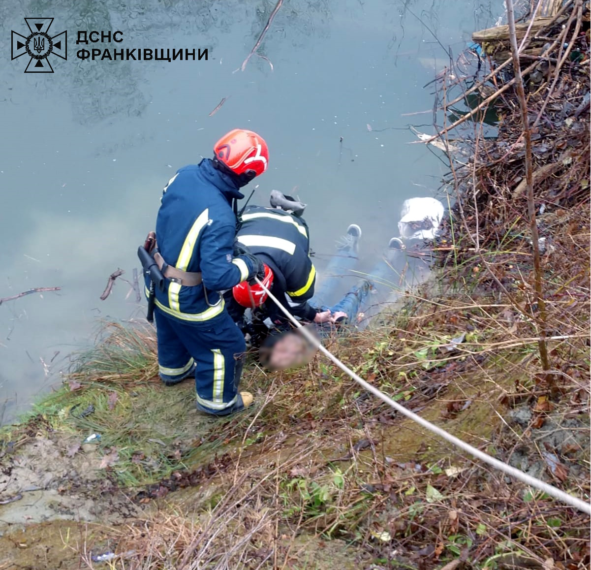 На Прикарпатті рятувальники допомогли чоловікові, який впав у річку Рибниця
