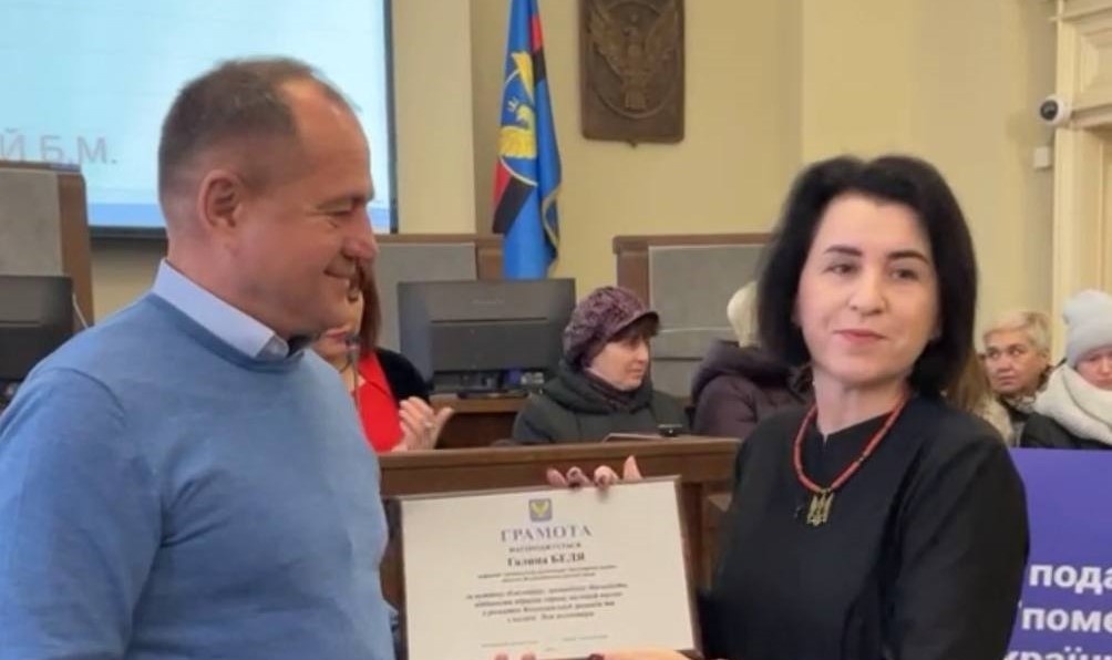 Станіславський нагородив грамотою Галину Белю