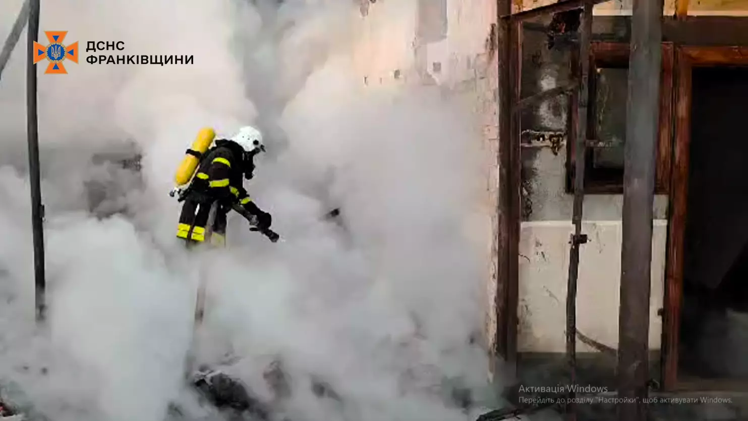 На Долинщині рятувальники ліквідували пожежу на території приватного господарства