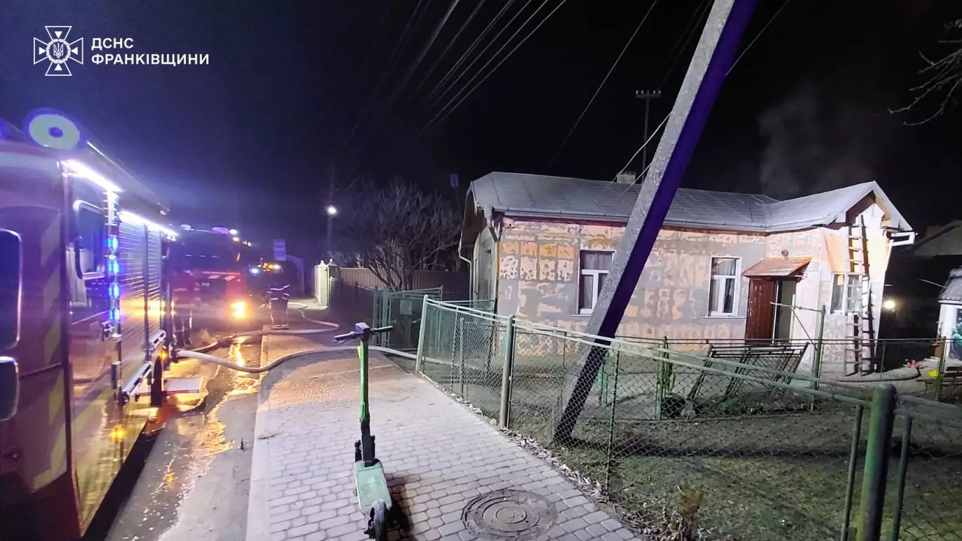 Рятувальники ліквідували дві пожежі в житлових будинках на Прикарпатті