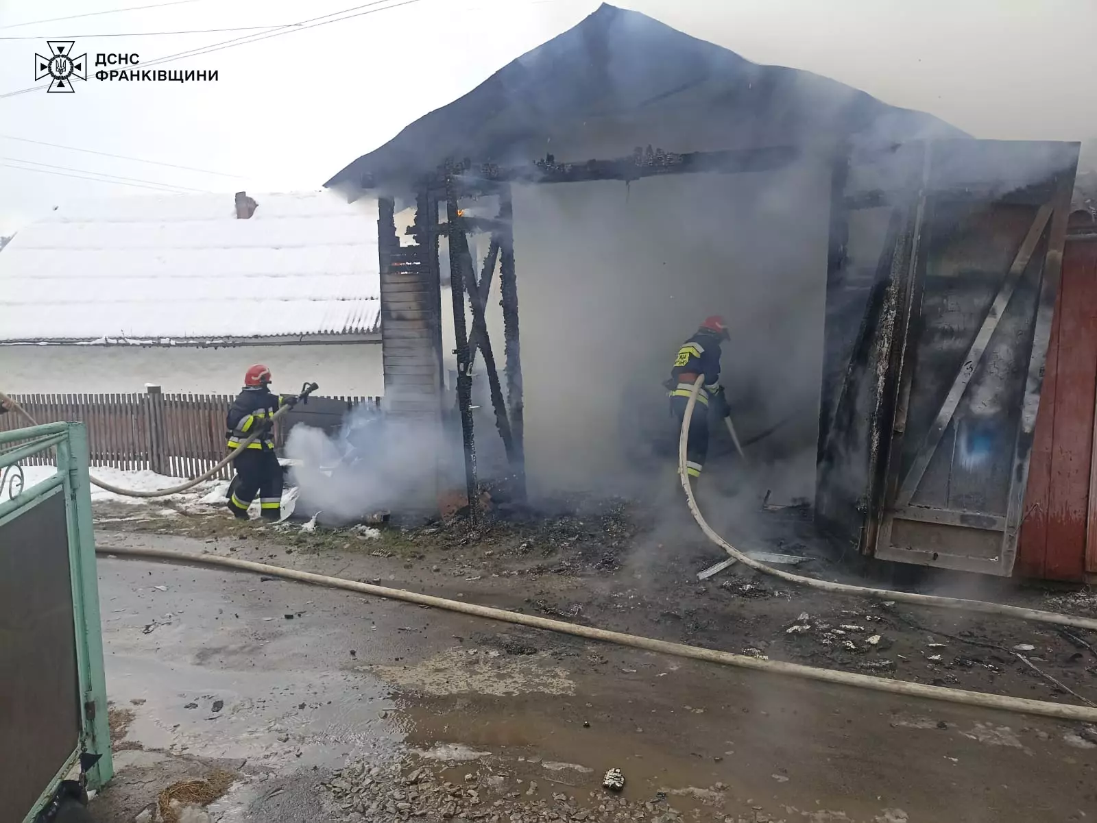 У Верховині рятувальники ліквідували пожежу в гаражі та врятували сусідні будівлі