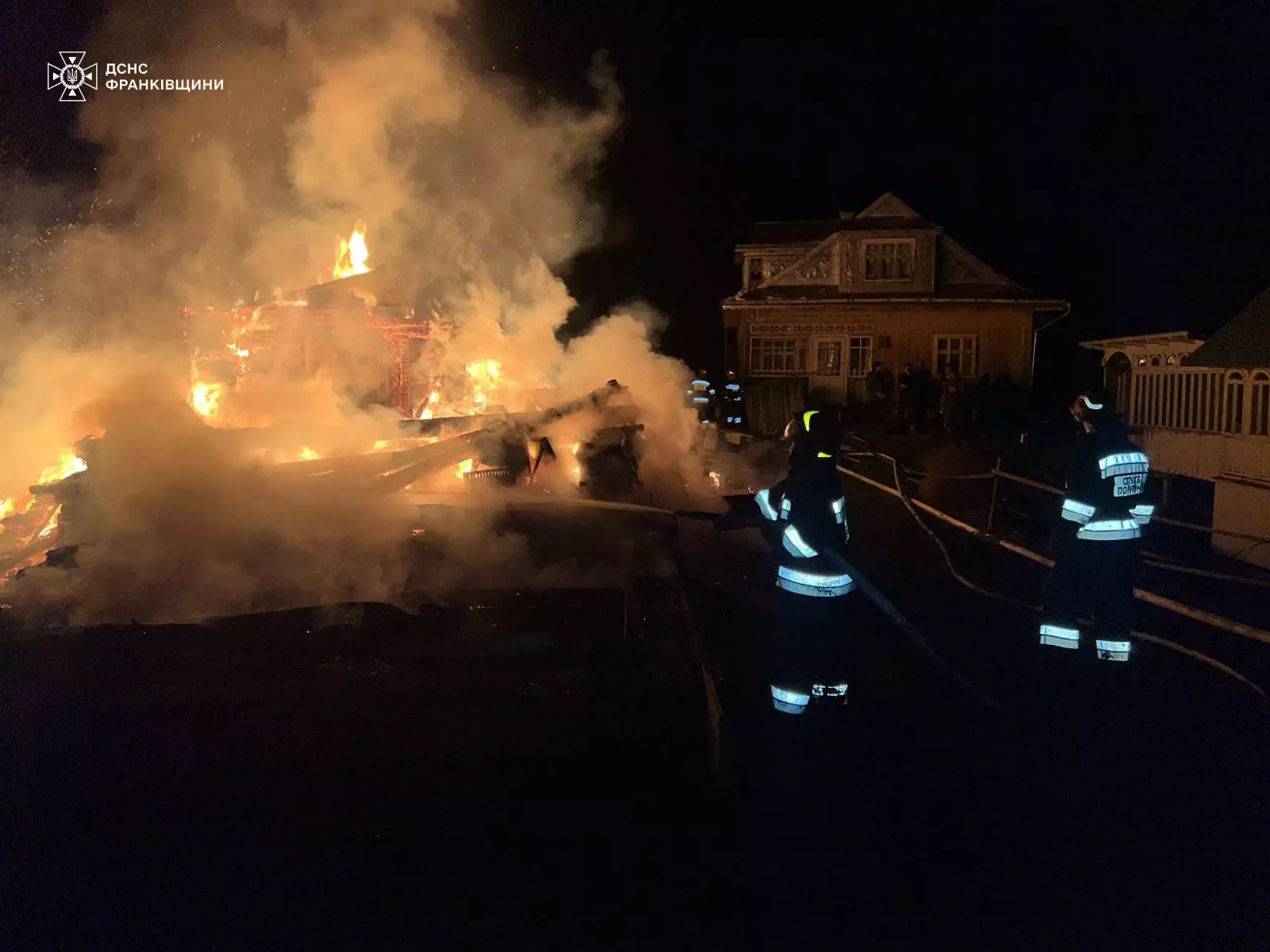У Верховинському районі ліквідували пожежу господарської будівлі