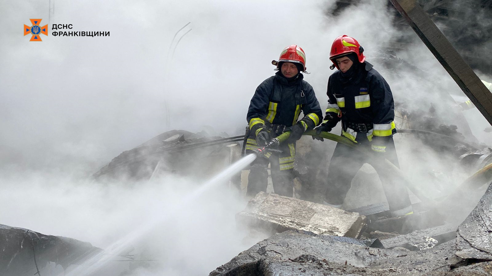 Ракетний удар по Івано-Франківщині: рятувальники ліквідували наслідки атаки