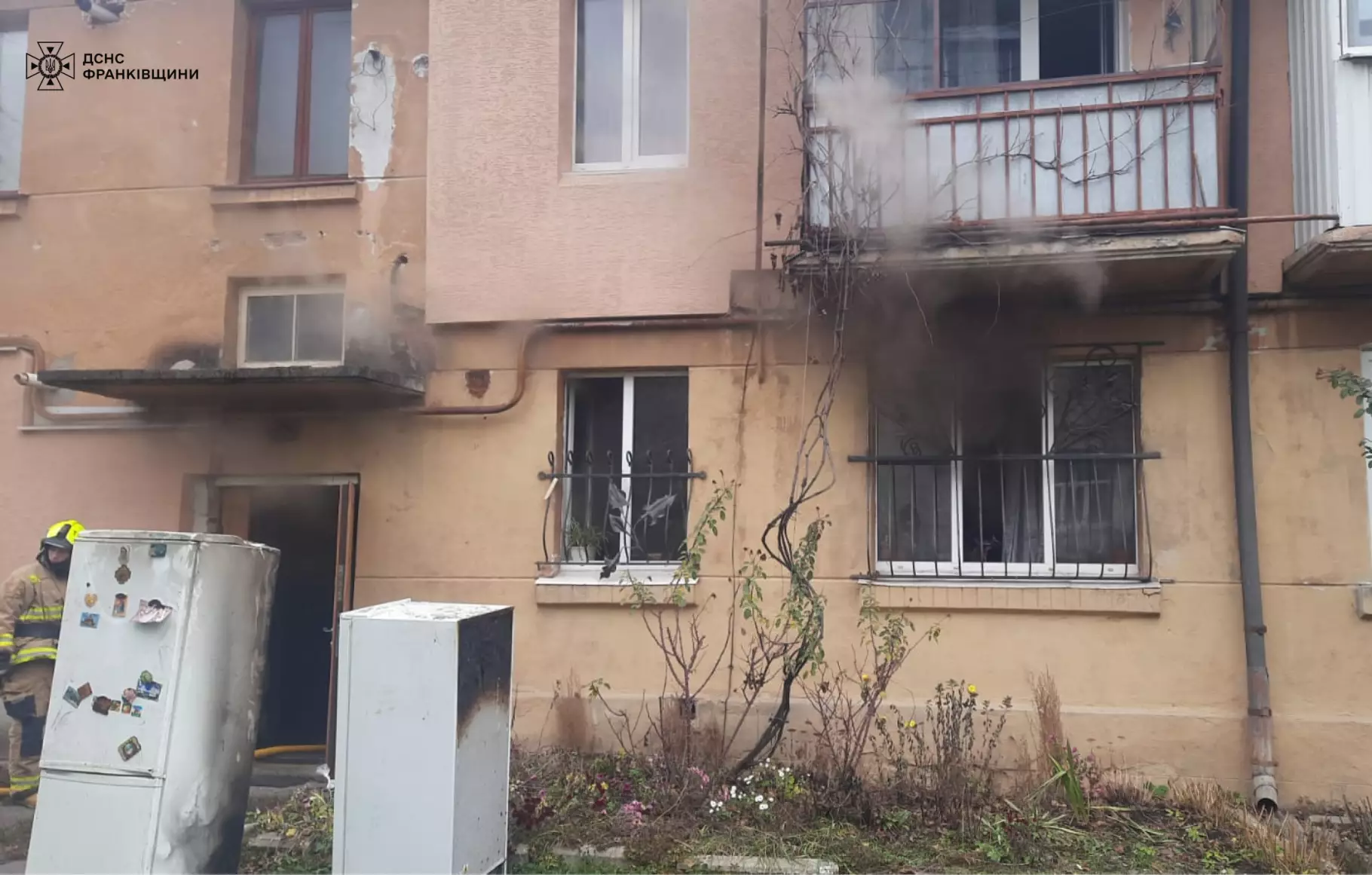 В Івано-Франківську рятувальники ліквідували пожежу та евакуювали двох жінок