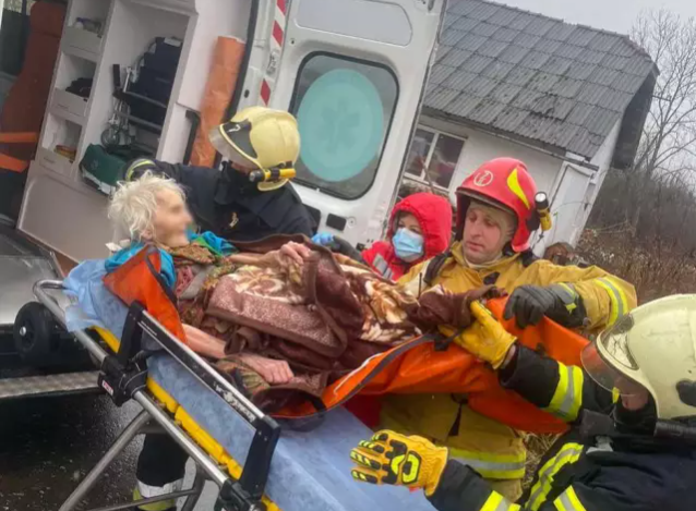 У Коломиї рятувальники допомогли транспортувати маломобільну жінку до медзакладу