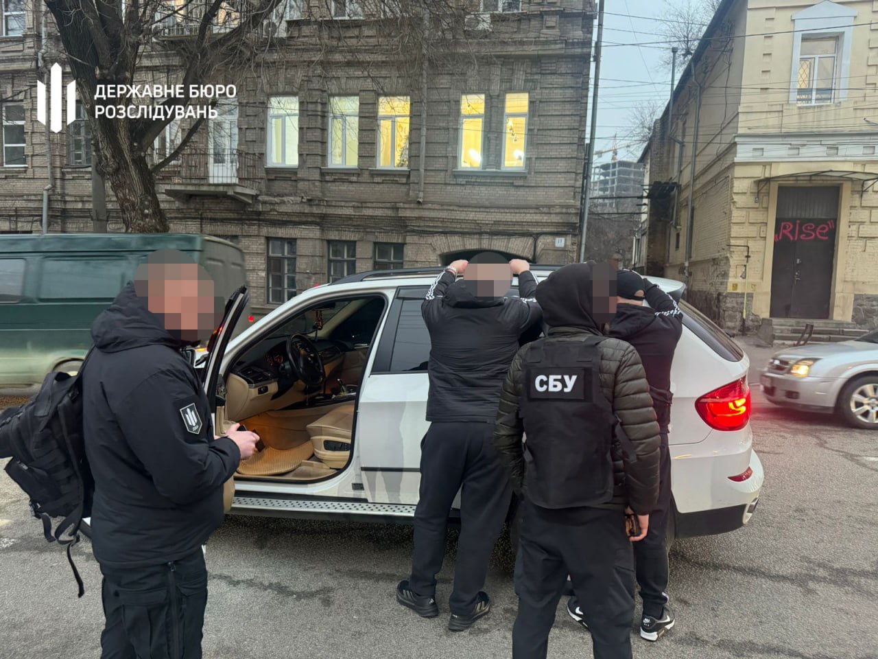 ДБР затримало адвоката, який за хабарі допомагав охочим уникнути мобілізації