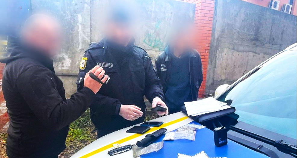 У Коломиї затримали чоловіка з наркотиками та холодною зброєю