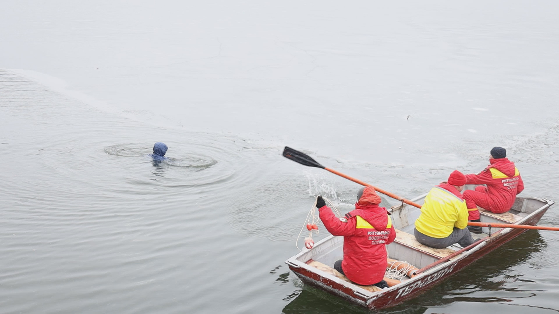 У Коломиї рятувальники відпрацювали навички порятунку на водоймах взимку