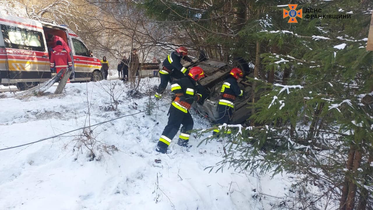 На Прикарпатті рятувальники деблокували водія після ДТП