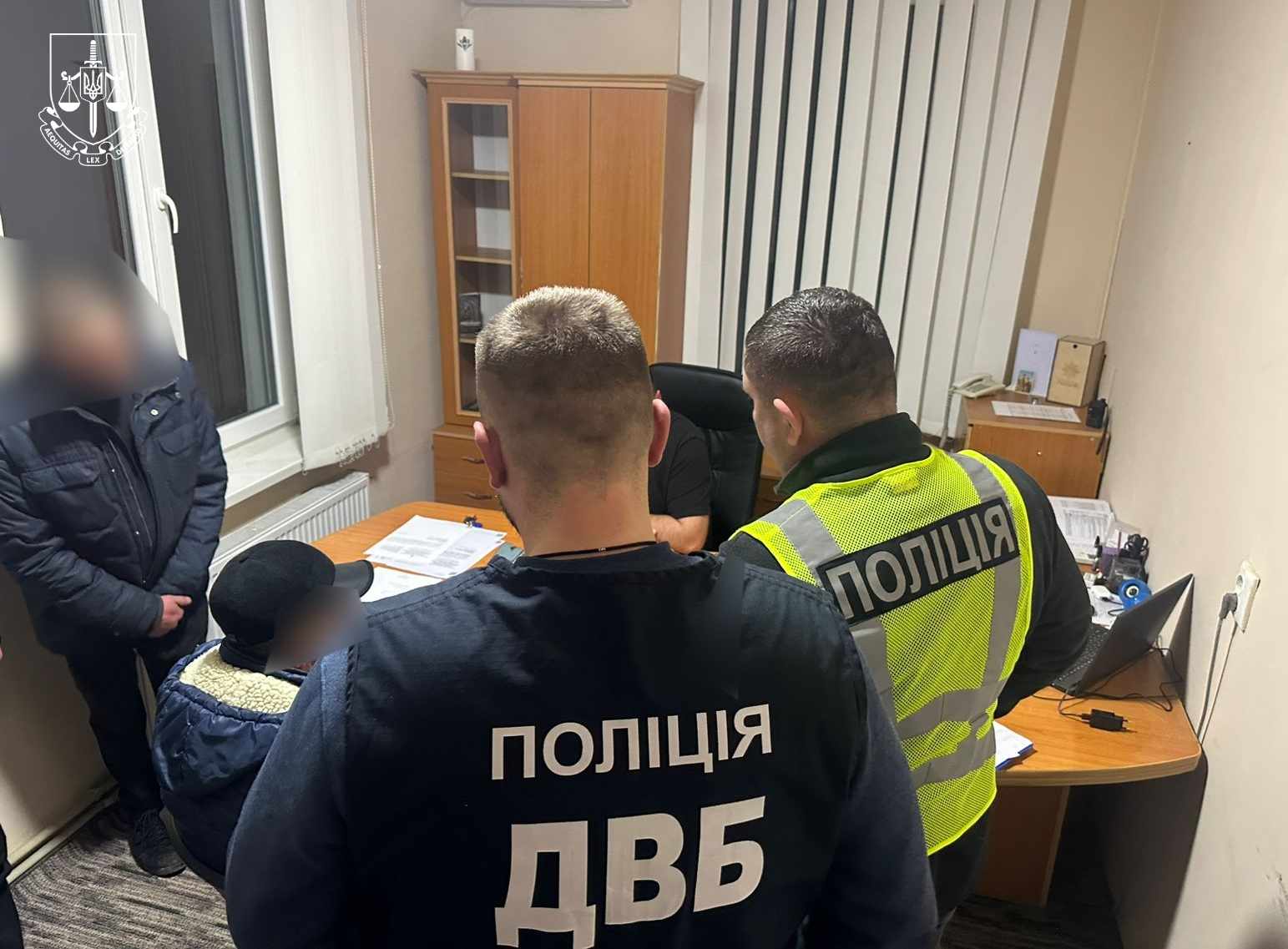 На Прикарпатті чоловіка підозрюють у спробі підкупу поліцейського