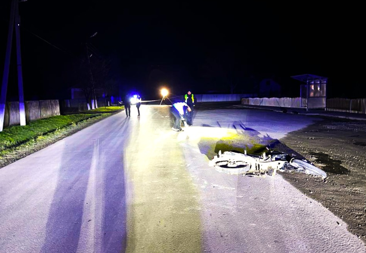 На Прикарпатті внаслідок ДТП загинув пішохід, водій мотоцикла в реанімації