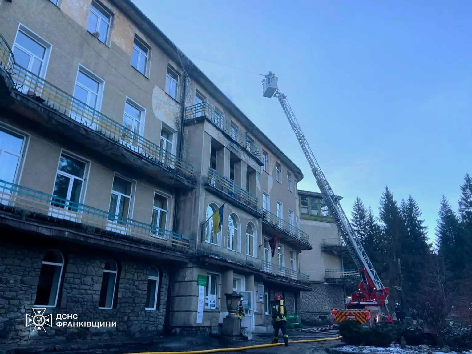 На Прикарпатті сталася пожежа в санаторії: евакуйовано понад 100 осіб